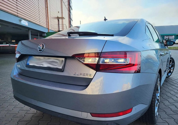 Skoda Superb cena 49900 przebieg: 300000, rok produkcji 2015 z Łasin małe 232